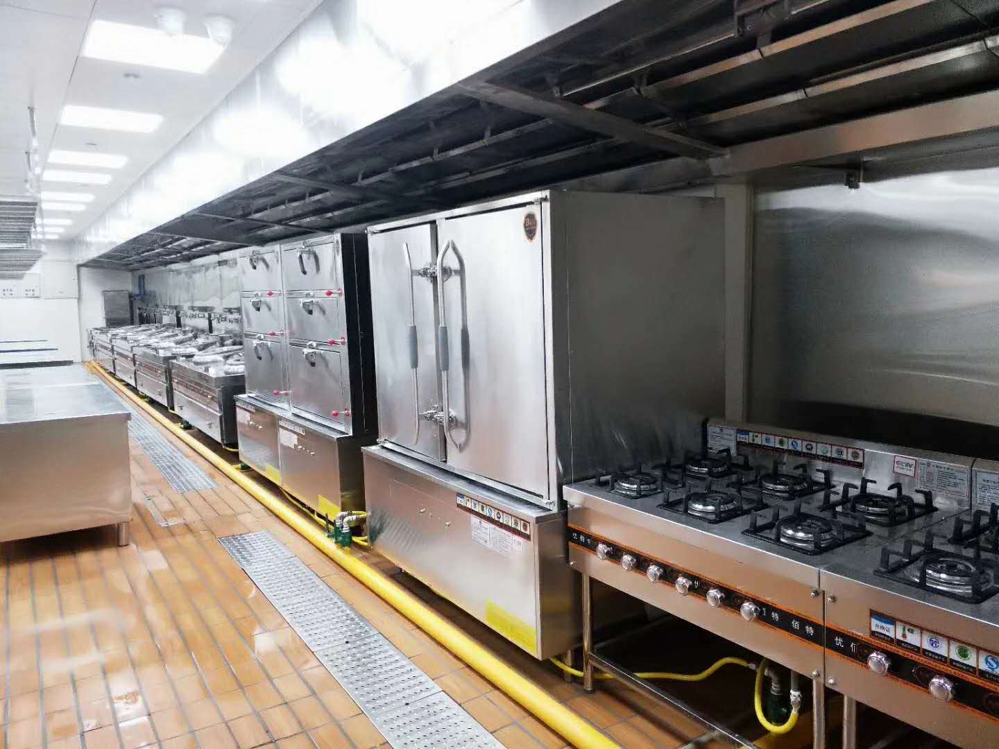 重庆酒店厨房设备厂家告诉你酒店厨房设备的保养维护