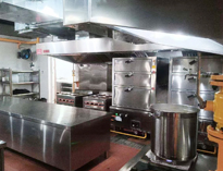 大型食堂厨房设备生产厂家告诉你商用厨具为什么要选择不锈钢材质?